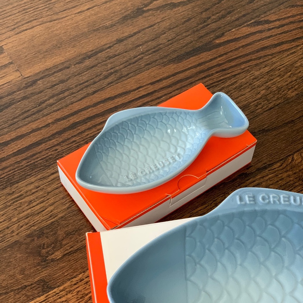 New Le Creuset Coastal Blue Large + Small Fish Dishes - Picture 3 of 8